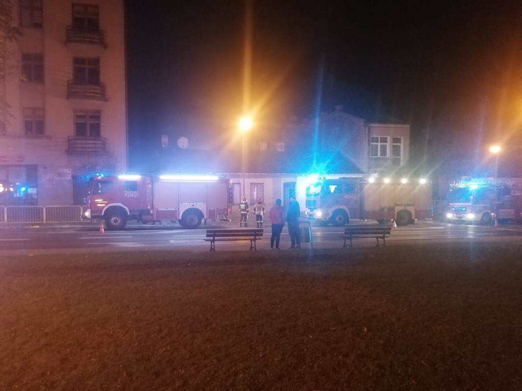AKTUALIZACJA: Pożar pustostanu na Piłsudskiego w Końskich. Znana przyczyna [zdjęcia]