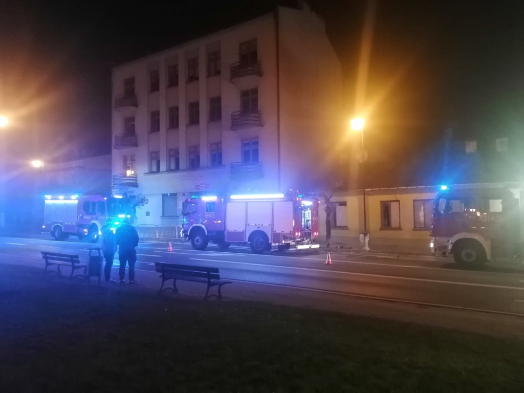 AKTUALIZACJA: Pożar pustostanu na Piłsudskiego w Końskich. Znana przyczyna [zdjęcia]