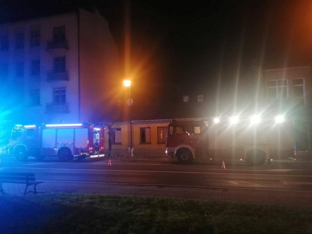 AKTUALIZACJA: Pożar pustostanu na Piłsudskiego w Końskich. Znana przyczyna [zdjęcia]