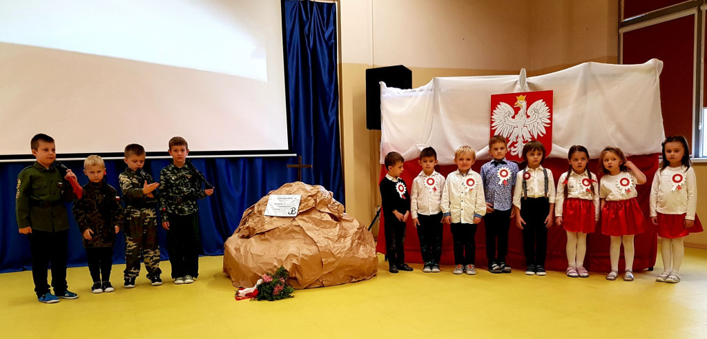 Święto Niepodległości w placówkach oświatowych powiatu koneckiego [wideo, zdjęcia]