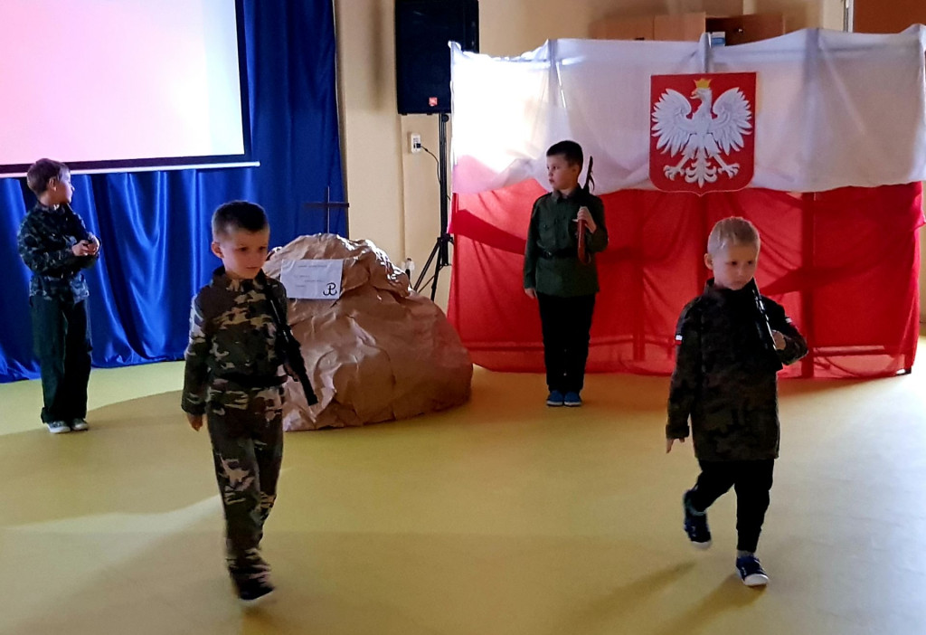 Święto Niepodległości w placówkach oświatowych powiatu koneckiego [wideo, zdjęcia]