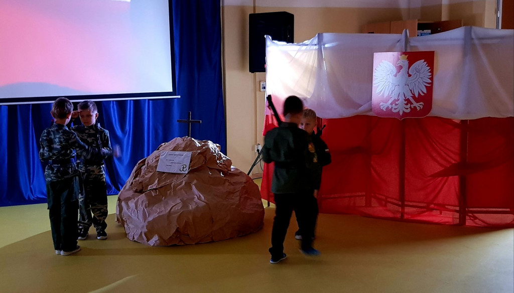 Święto Niepodległości w placówkach oświatowych powiatu koneckiego [wideo, zdjęcia]