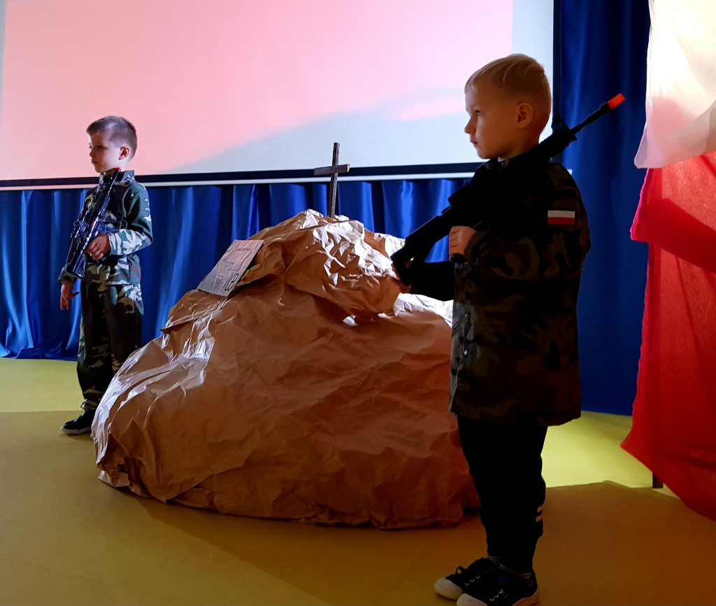 Święto Niepodległości w placówkach oświatowych powiatu koneckiego [wideo, zdjęcia]