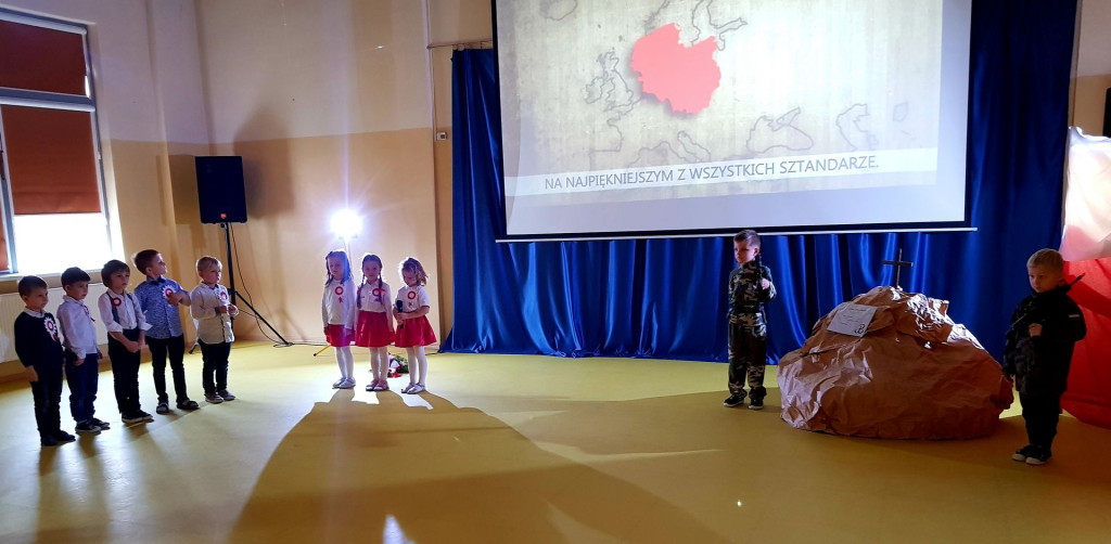 Święto Niepodległości w placówkach oświatowych powiatu koneckiego [wideo, zdjęcia]