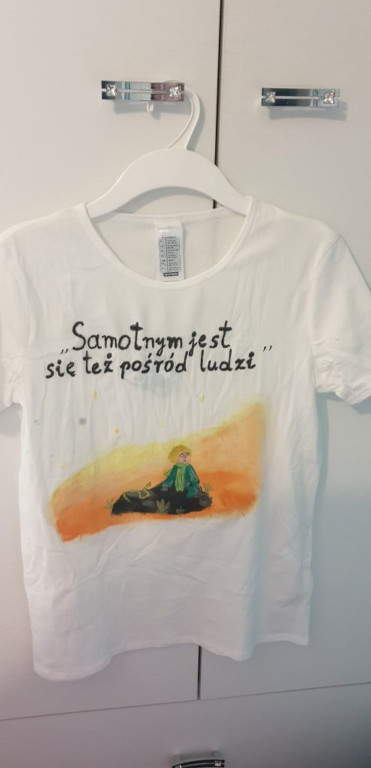 Kreatywny język polski w Miedzierzy. Uczniowie zrobili koszulki o `Małym Księciu`! [zdjęcia]