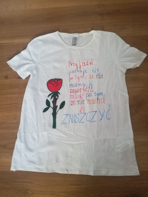 Kreatywny język polski w Miedzierzy. Uczniowie zrobili koszulki o `Małym Księciu`! [zdjęcia]