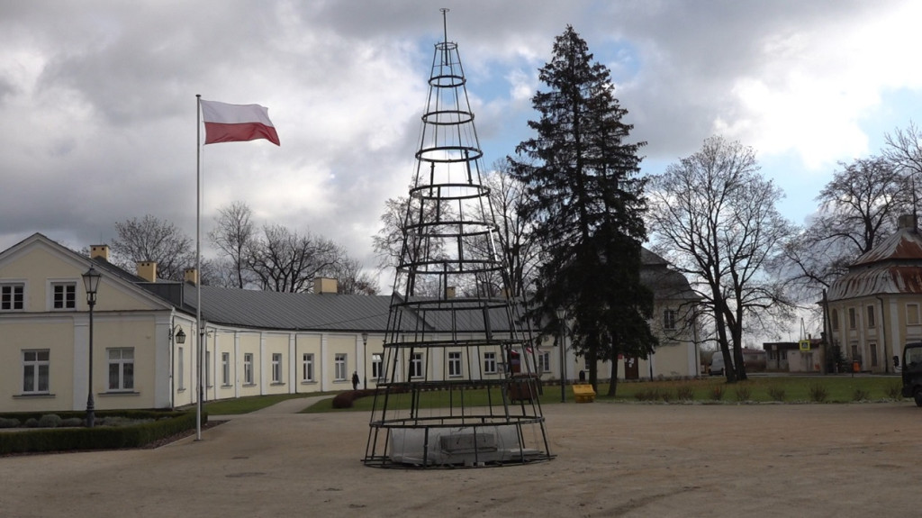 Idą święta. W Końskich choinka już stoi! [zdjęcia]