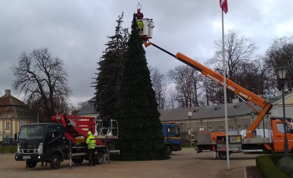 Idą święta. W Końskich choinka już stoi! [zdjęcia]