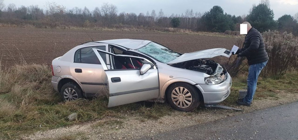 Stado jeleni na drodze. Opel w rowie! Roczne dziecko trafiło do szpitala