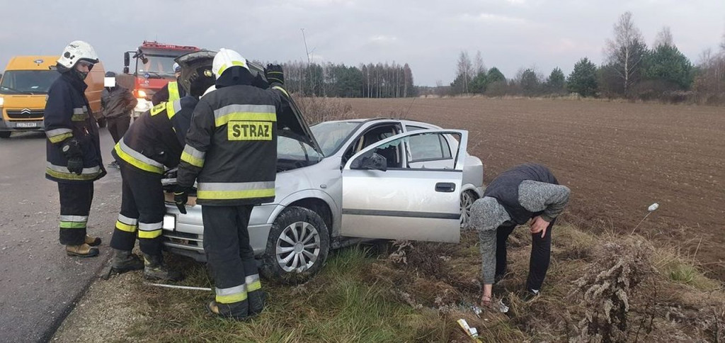 Stado jeleni na drodze. Opel w rowie! Roczne dziecko trafiło do szpitala