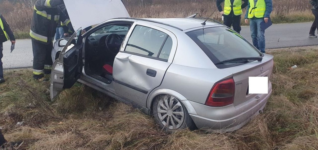 Stado jeleni na drodze. Opel w rowie! Roczne dziecko trafiło do szpitala