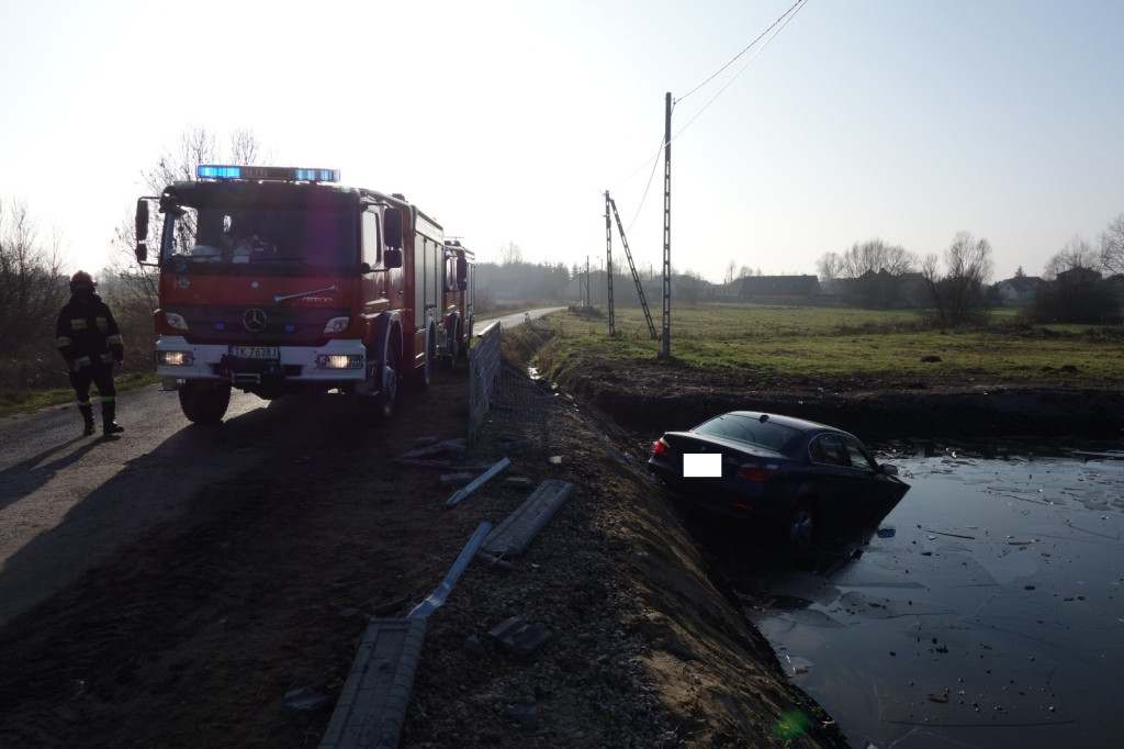 19-latek wjechał BMW do stawu w Miłakowie [zdjęcia]
