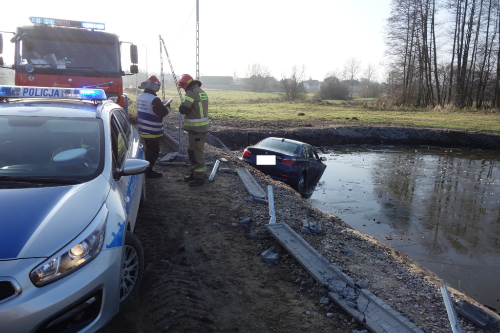 19-latek wjechał BMW do stawu w Miłakowie [zdjęcia]