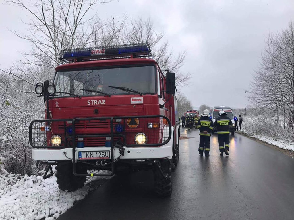 20-latek wjechał w drzewo nieopodal Przyłóg. Trafił do szpitala [zdjęcia]