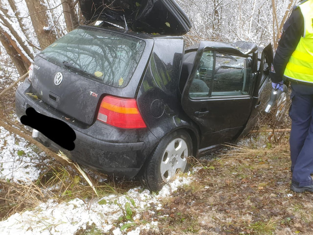 20-latek wjechał w drzewo nieopodal Przyłóg. Trafił do szpitala [zdjęcia]