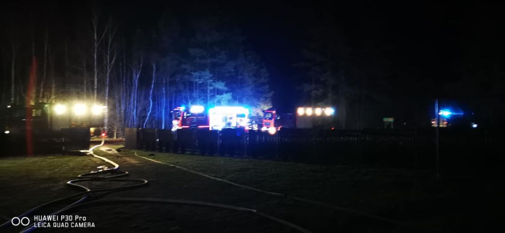 Pożar gospodarstwa w Wólce Zychowej. Zniszczone trzy budynki i auto [zdjęcia]