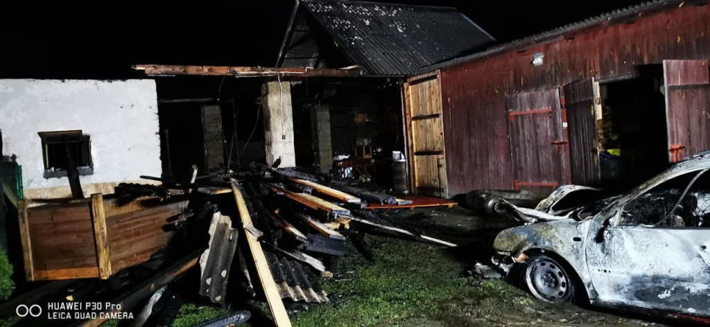 Pożar gospodarstwa w Wólce Zychowej. Zniszczone trzy budynki i auto [zdjęcia]