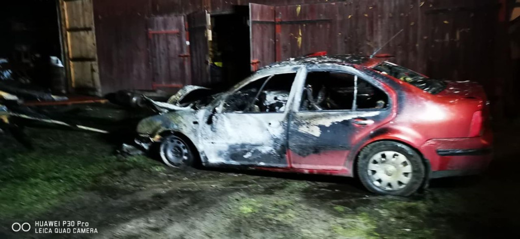 Pożar gospodarstwa w Wólce Zychowej. Zniszczone trzy budynki i auto [zdjęcia]