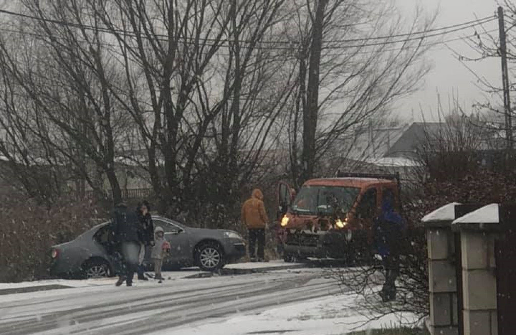Kolizja w Radoszycach. Renault zderzyło się z volkswagenem [zdjęcia]