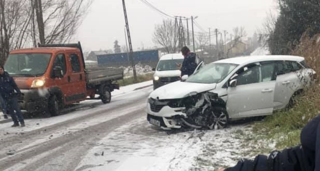 Kolizja w Radoszycach. Renault zderzyło się z volkswagenem [zdjęcia]