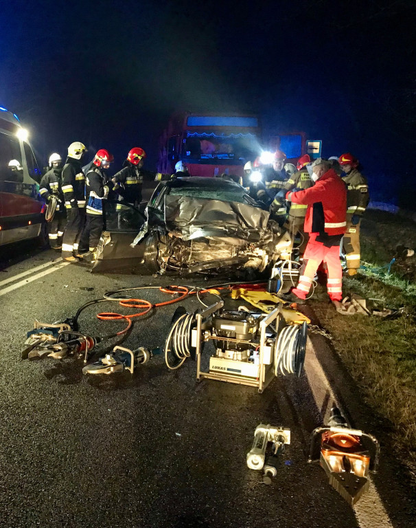 Tragiczny wypadek. Nie żyje kierowca po zderzeniu z ciężarówką [zdjęcia]