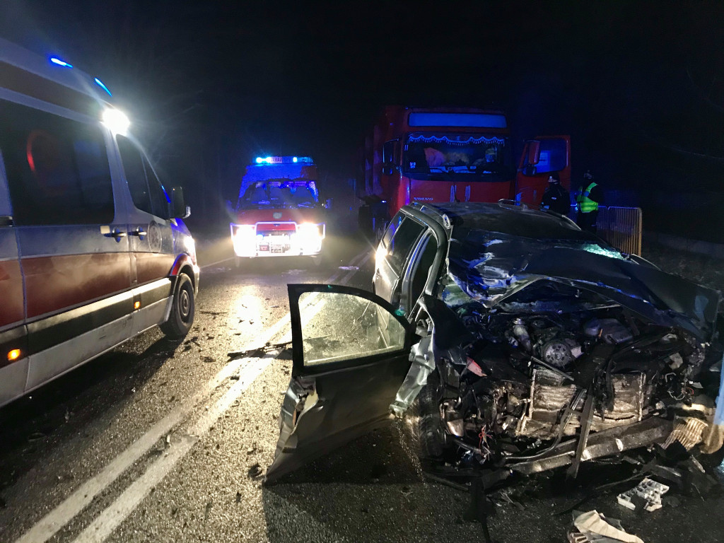 Tragiczny wypadek. Nie żyje kierowca po zderzeniu z ciężarówką [zdjęcia]