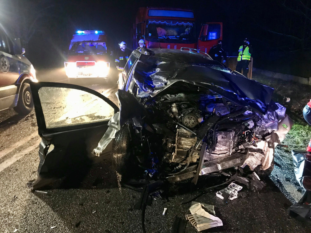 Tragiczny wypadek. Nie żyje kierowca po zderzeniu z ciężarówką [zdjęcia]