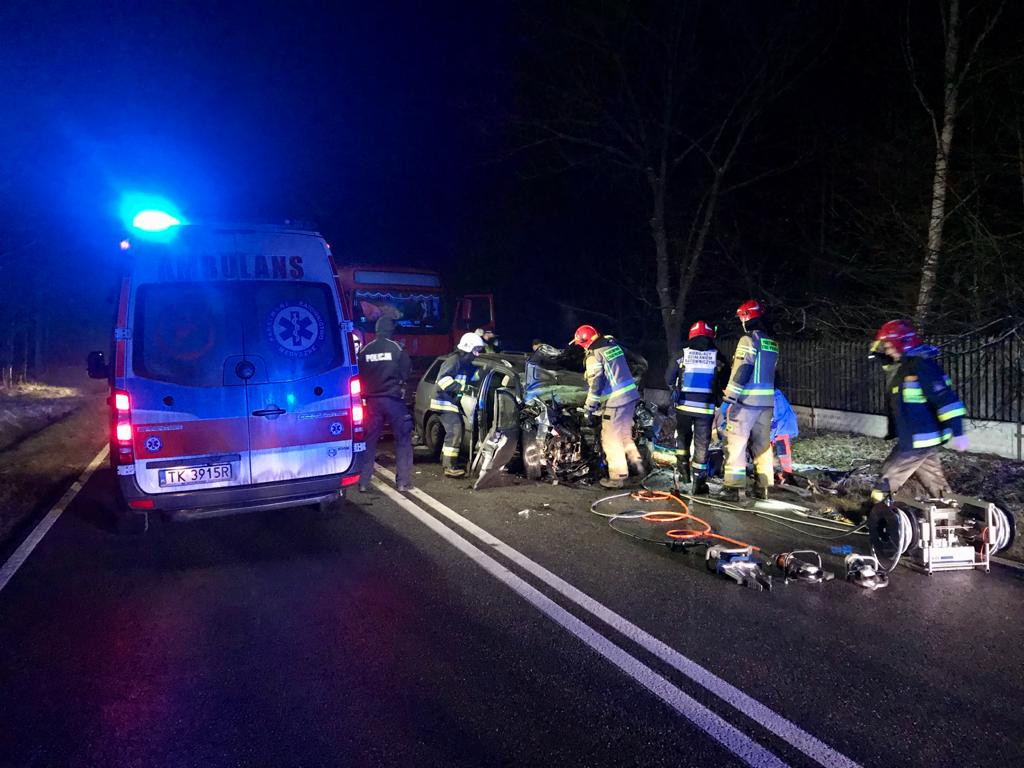 Tragiczny wypadek. Nie żyje kierowca po zderzeniu z ciężarówką [zdjęcia]