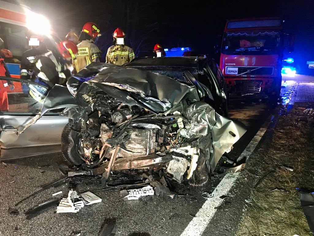 Tragiczny wypadek. Nie żyje kierowca po zderzeniu z ciężarówką [zdjęcia]
