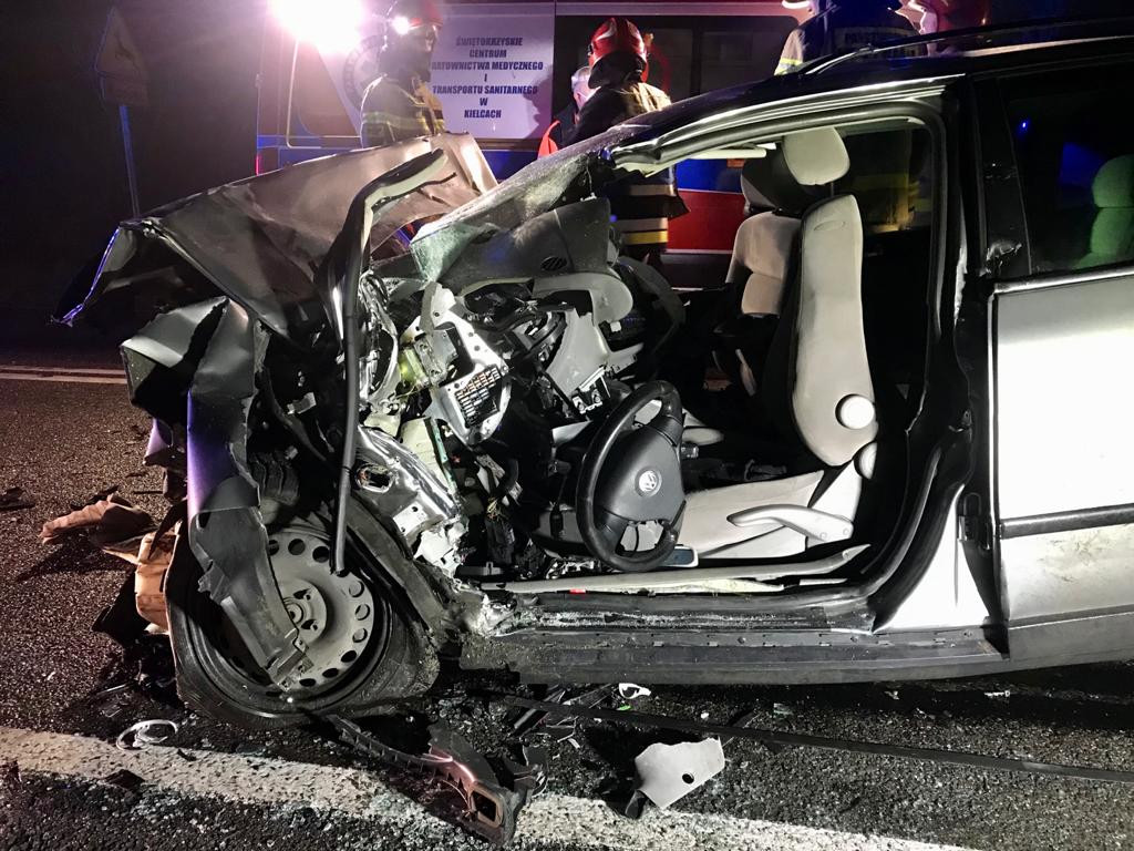 Tragiczny wypadek. Nie żyje kierowca po zderzeniu z ciężarówką [zdjęcia]