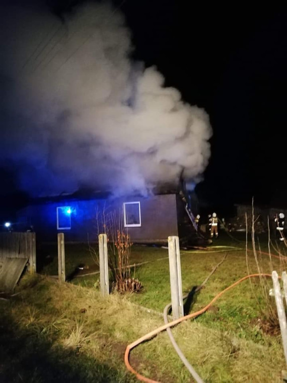 Pożar domu w Sulborowicach. Cztery osoby uciekały z budynku [zdjęcia]