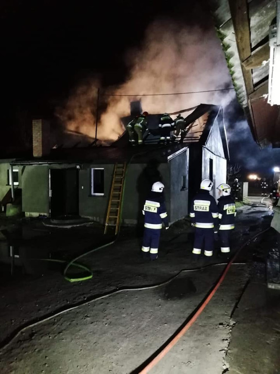 Pożar domu w Sulborowicach. Cztery osoby uciekały z budynku [zdjęcia]