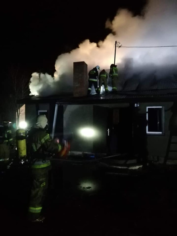Pożar domu w Sulborowicach. Cztery osoby uciekały z budynku [zdjęcia]