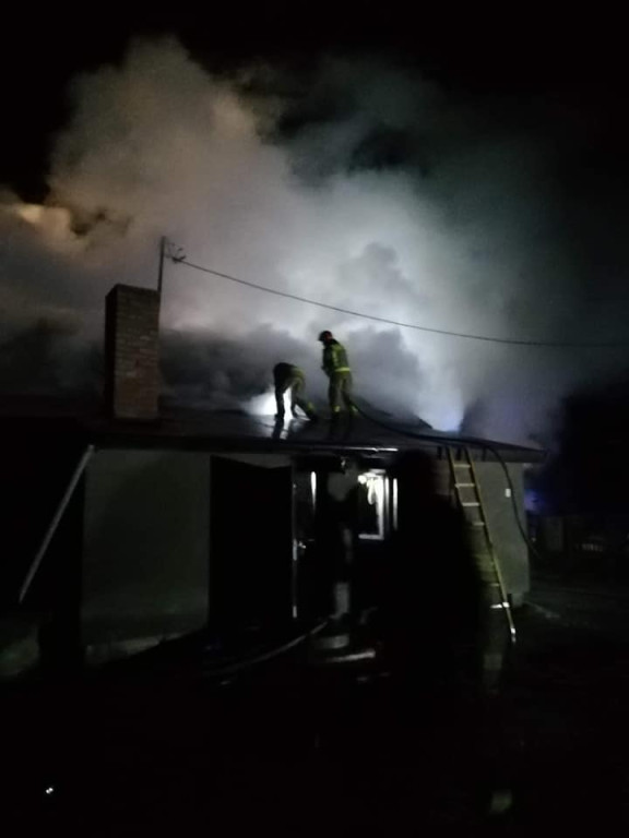 Pożar domu w Sulborowicach. Cztery osoby uciekały z budynku [zdjęcia]
