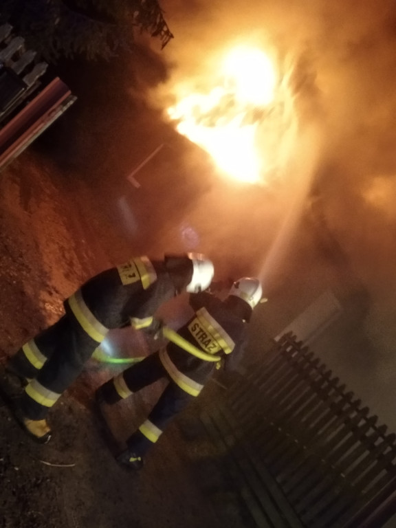 Pożar domu w Sulborowicach. Cztery osoby uciekały z budynku [zdjęcia]