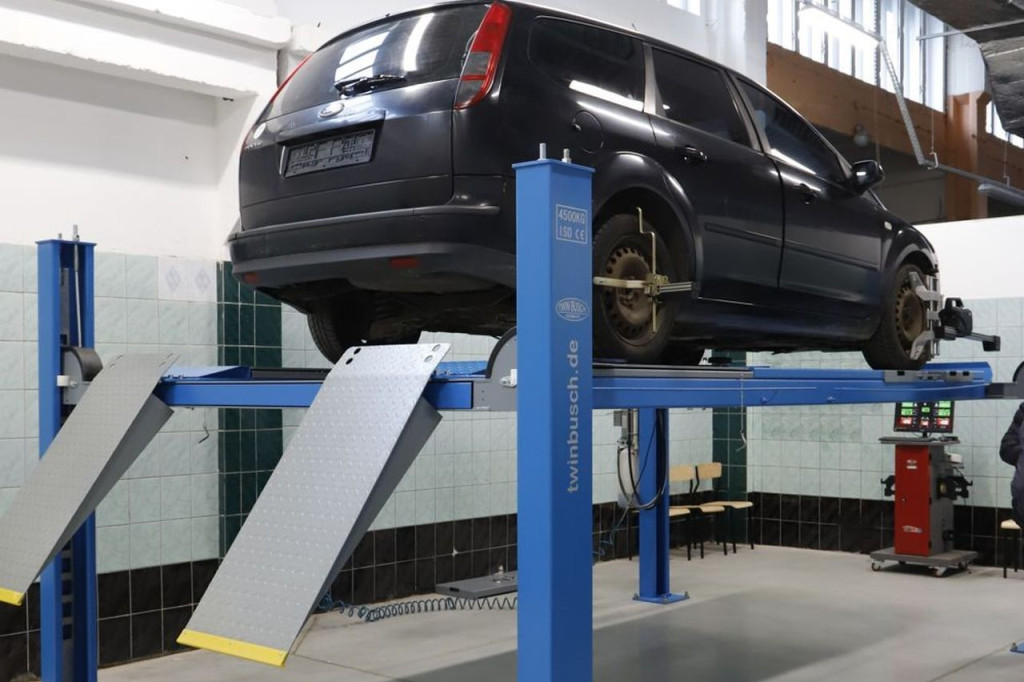 Nowe wyposażenie w pracowni samochodowej w `Mechaniku` [wideo, zdjęcia]