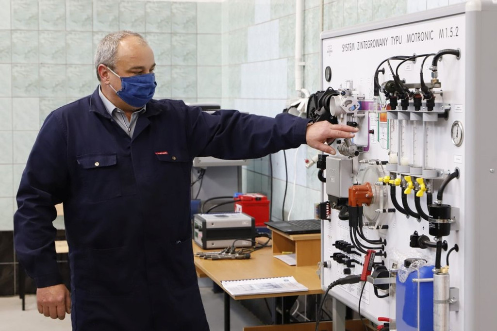 Nowe wyposażenie w pracowni samochodowej w `Mechaniku` [wideo, zdjęcia]