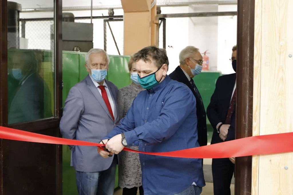 Nowe wyposażenie w pracowni samochodowej w `Mechaniku` [wideo, zdjęcia]
