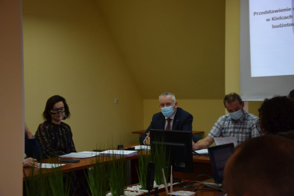 Budżet gminy Gowarczów na 2021 rok uchwalony. Bardzo mały deficyt [wideo, zdjęcia]