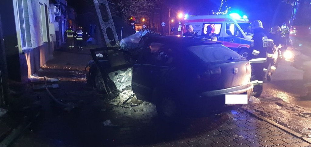 Pijany 21-latek wjechał w słup w Radoszycach [zdjęcia]