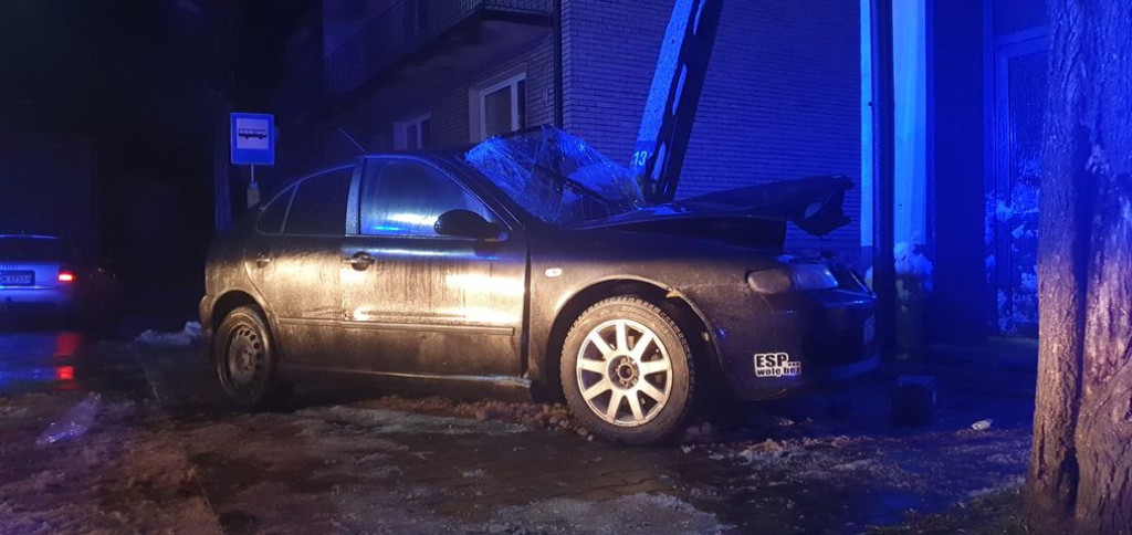Pijany 21-latek wjechał w słup w Radoszycach [zdjęcia]