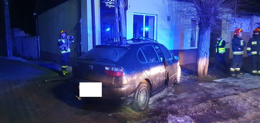 Pijany 21-latek wjechał w słup w Radoszycach [zdjęcia]