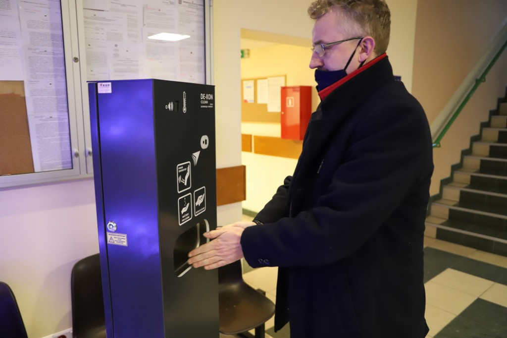 Powiat zakupił 24 stacje dezynfekująco-kontrolne [zdjęcia]