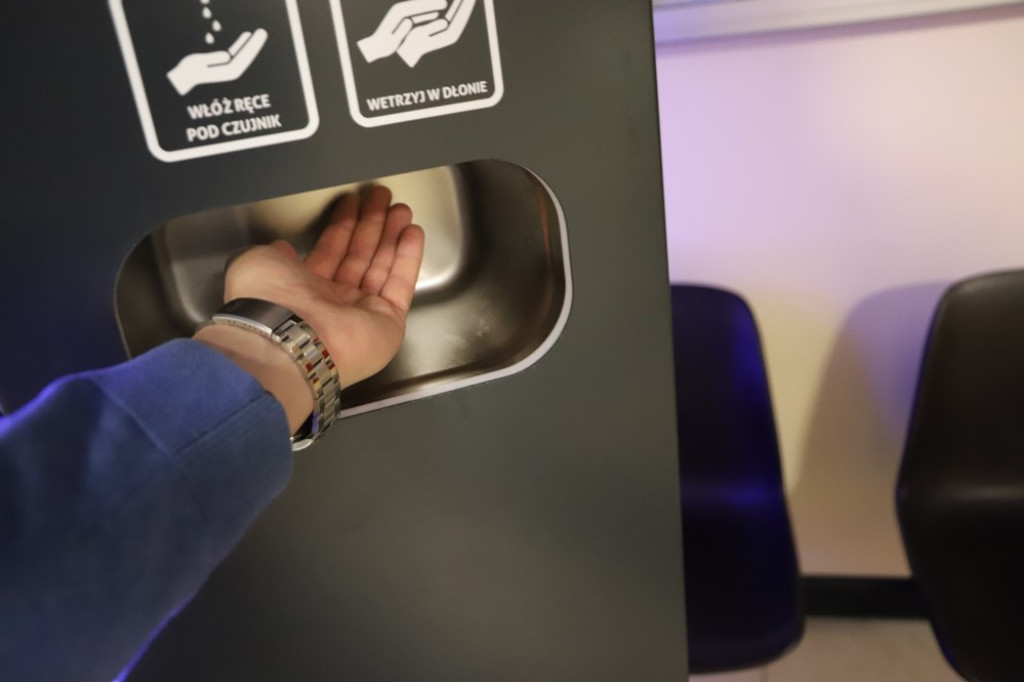 Powiat zakupił 24 stacje dezynfekująco-kontrolne [zdjęcia]