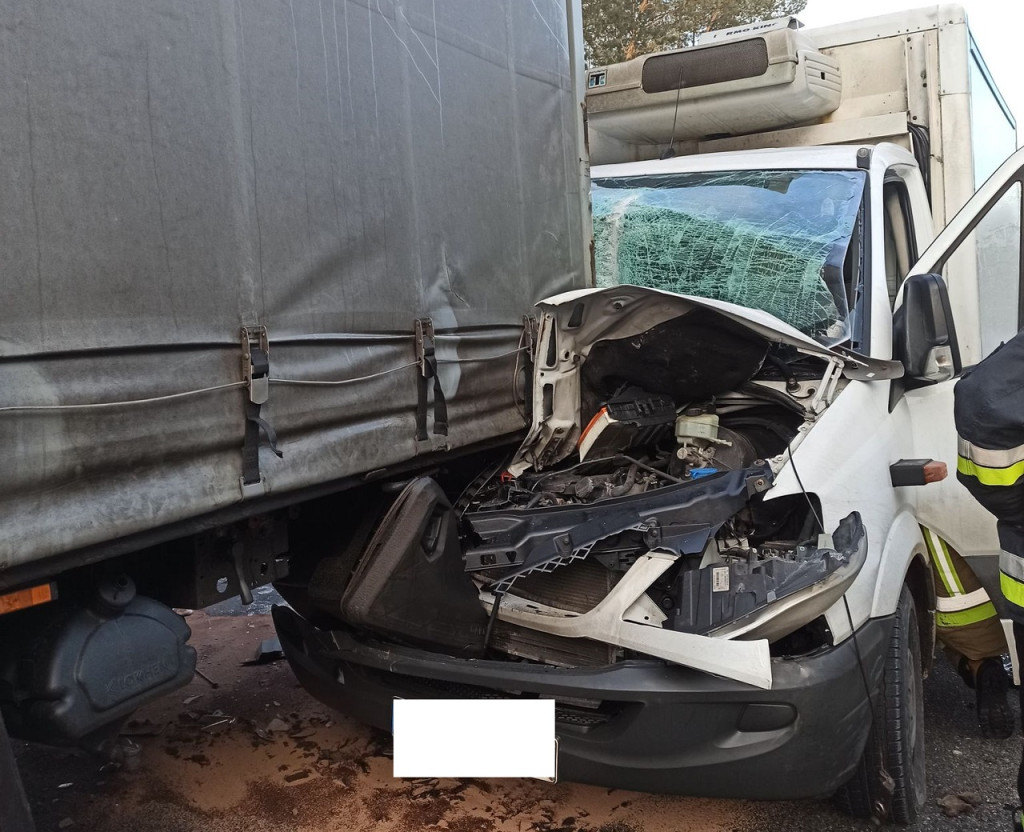 Zderzenie busa z tirem na DK 74 w pobliżu krzyżówek rudzkich