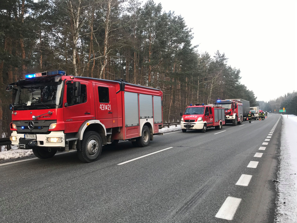 Zderzenie busa z tirem na DK 74 w pobliżu krzyżówek rudzkich