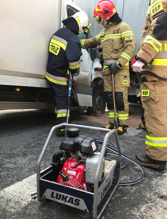 Zderzenie busa z tirem na DK 74 w pobliżu krzyżówek rudzkich