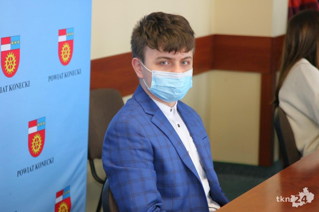 Premier nagrodził najlepszych uczniów szkół średnich powiatu koneckiego [wideo, zdjęcia]