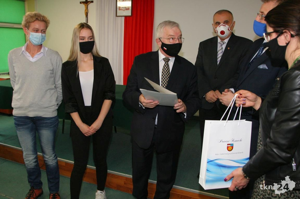 Premier nagrodził najlepszych uczniów szkół średnich powiatu koneckiego [wideo, zdjęcia]