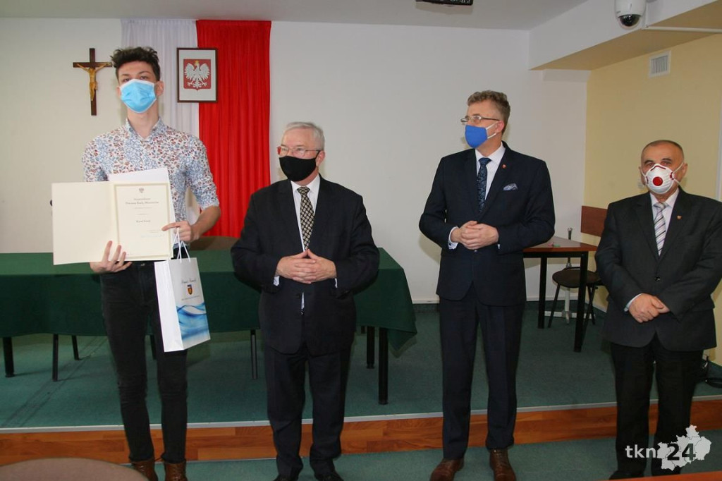 Premier nagrodził najlepszych uczniów szkół średnich powiatu koneckiego [wideo, zdjęcia]